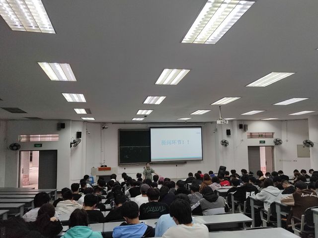 学业指导班会现场一